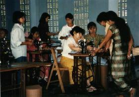 日本語・縫製指導の様子。学習者の自立を目指しています